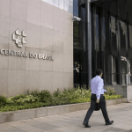 FTSE 100 Index retreats ahead of Lloyds, Barclays, Natwest, GSK earnings